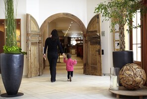 Interior entrance - ROBINSON AMADE (Kleinarl)