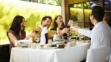 Se sirven desayunos, comidas y cenas con mesas al aire libre