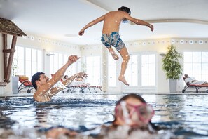 Innendørsbasseng, sesongbasert utendørsbasseng og bassengparasoller