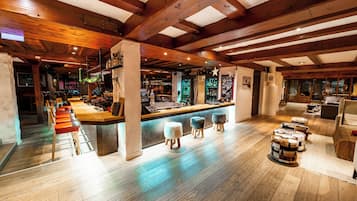 2 bars/lounges