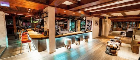 2 bars/lounges