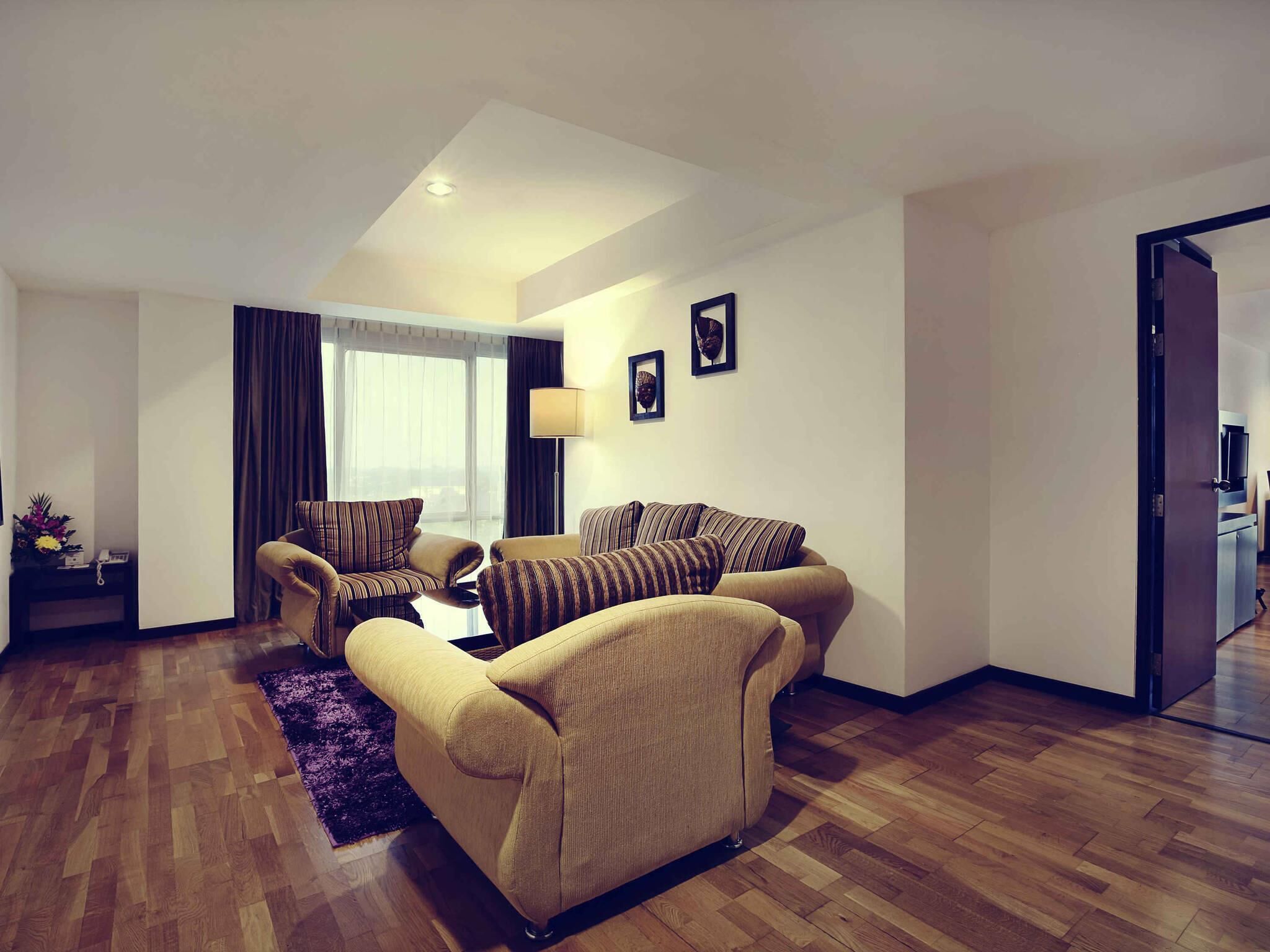 Premium bedding, in-room safe, desk, soundproofing