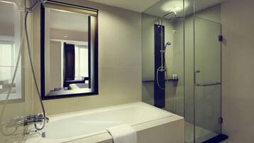 Hochwertige Bettwaren, Zimmersafe, Schreibtisch, schallisolierte Zimmer