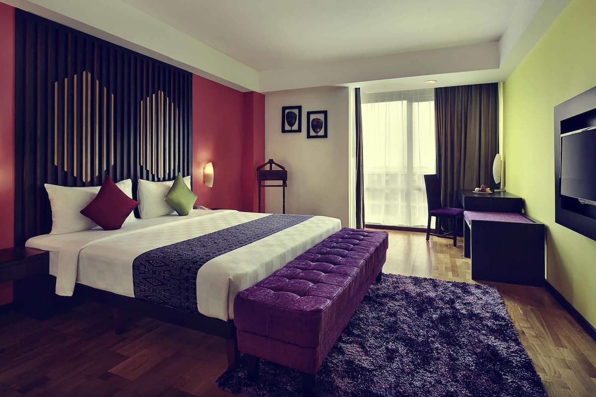 Premium bedding, in-room safe, desk, soundproofing