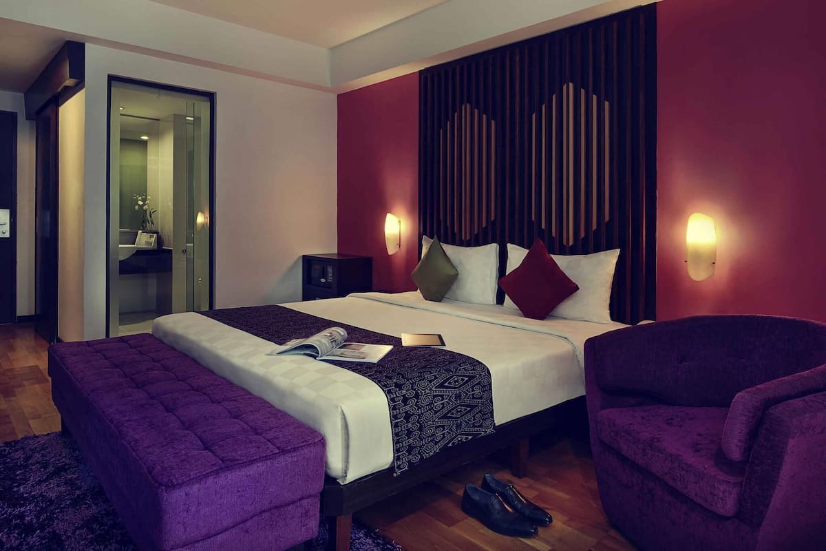 Deluxe Room, 1 King Bed | Premium bedding, in-room safe, desk, soundproofing