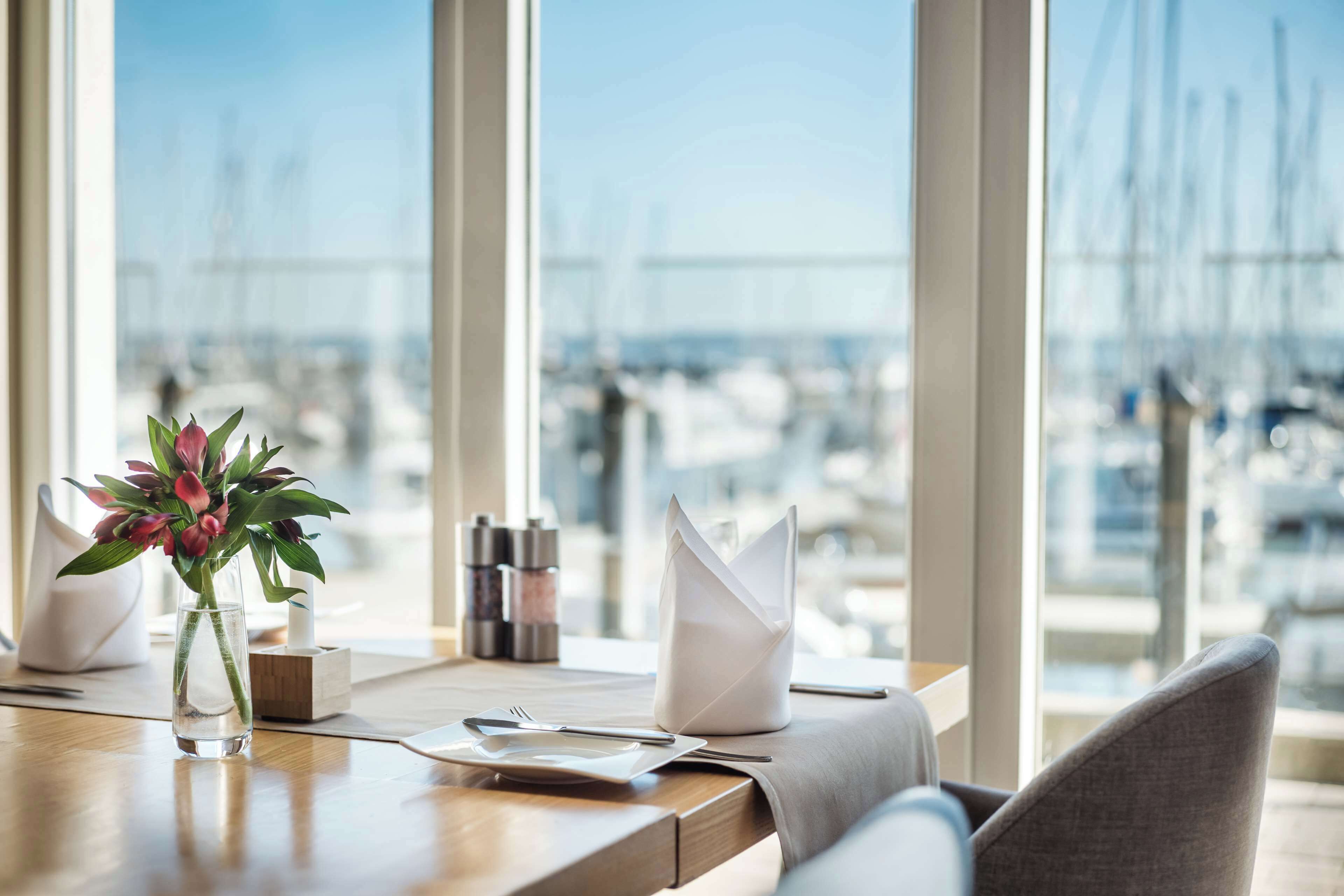 breakfast, lunch served; local and international cuisine, sea views