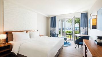 Room, 1 King Bed | 1 bedroom, in-room safe, desk, blackout drapes