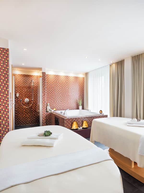 Couples treatment room(s), sauna, steam room, body treatments
