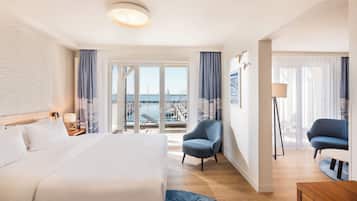 Deluxe Suite | In-room safe, desk, blackout drapes, iron/ironing board
