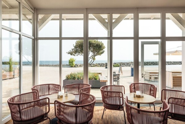 Petit déjeuner et dîner servis sur place, vue sur la mer 