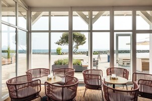 Breakfast, dinner served; international cuisine, ocean views 