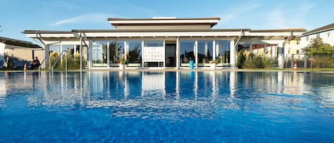 Piscina coperta, piscina stagionale all'aperto, lettini