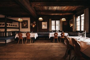 2 restaurants; ze serveren er ontbijt, lunch en diner 