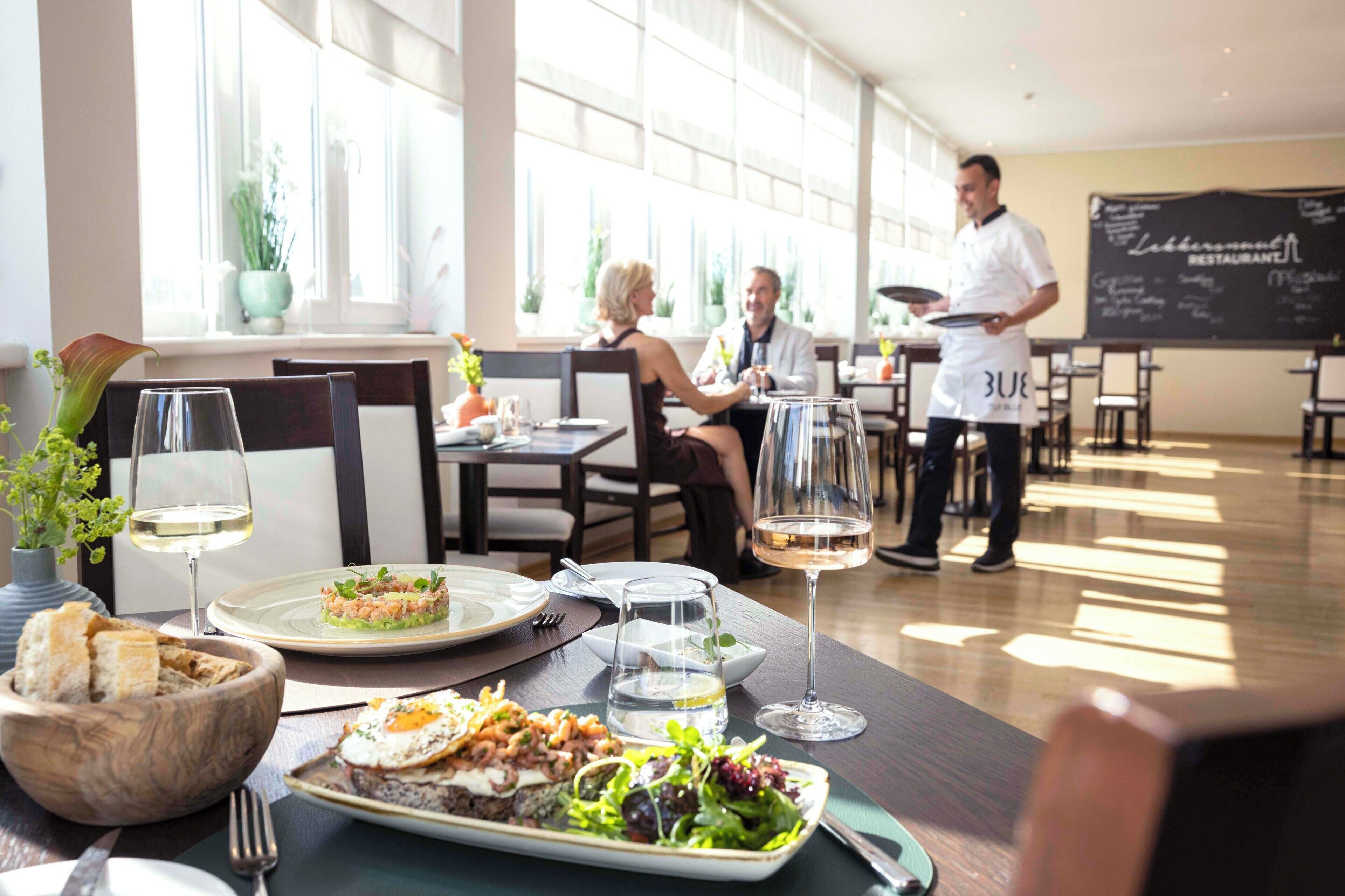 2 restaurantes; se sirven cenas y cocina regional 