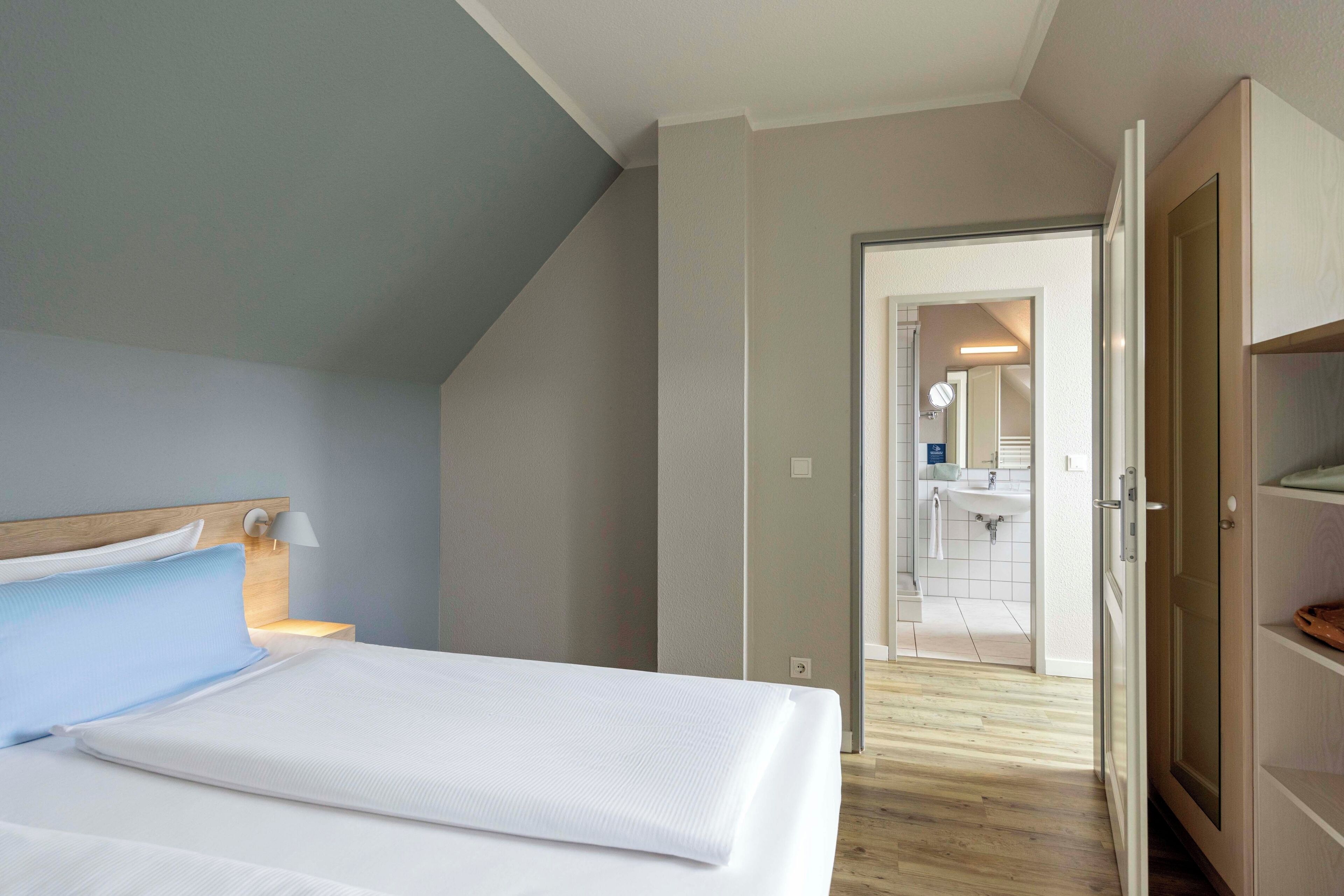 hypo-allergenic bedding, in-room safe, blackout curtains