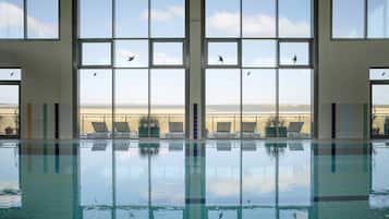 Una piscina cubierta (de 08:00 a 21:00), tumbonas