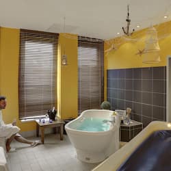 Behandelingskamers voor koppels, een sauna, een bubbelbad, een stoombad