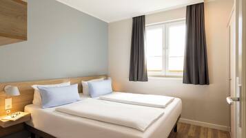 Ropa de cama hipoalergénica, caja fuerte, cortinas opacas