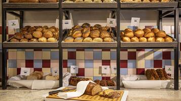Petit déjeuner buffet servi tous les jours en supplément
