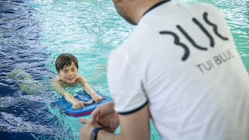 Una piscina techada, sillones reclinables de piscina