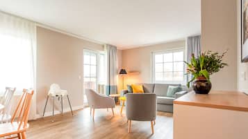 Seeufer Apartment | ๊ฑฐ์ค ๊ณต๊ฐ | ์์ฑ ์ฑ๋ ์์ฒญ์ด ๊ฐ๋ฅํ 81cm ํ๋ฉด TV, TV, ํธ์ฆ๋ณผ