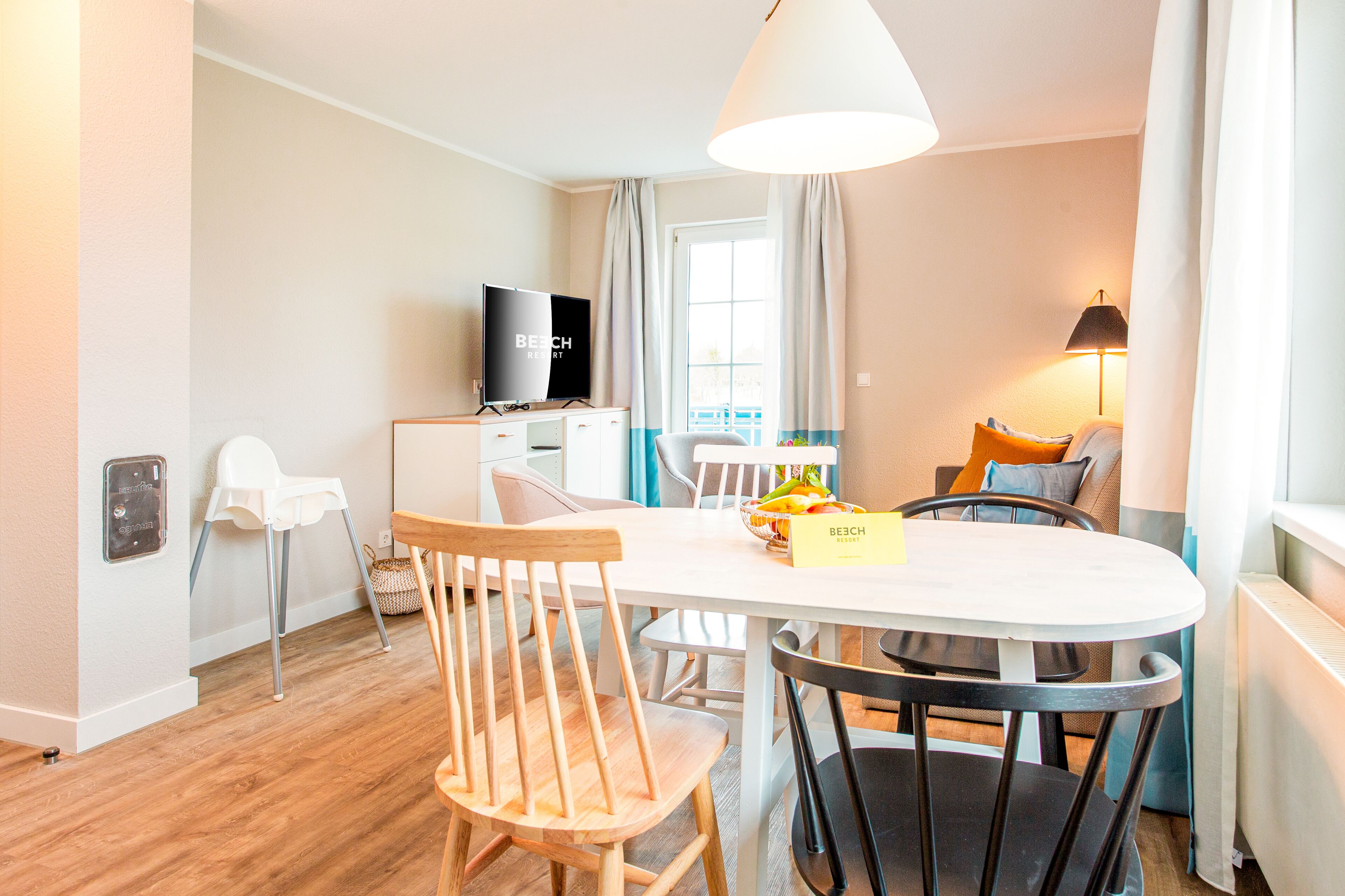 Maisonette Apartment | Wohnbereich | 81-cm-Flachbildfernseher mit Satellitenempfang, Fernseher, Tischfußball