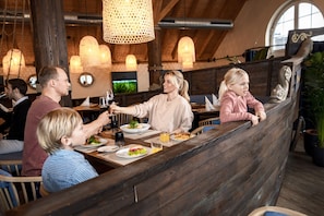 Hi ha 2 restaurants amb plats de cuina internacional