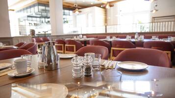 Café da manhã com buffet todos os dias (EUR 22 por pessoa)