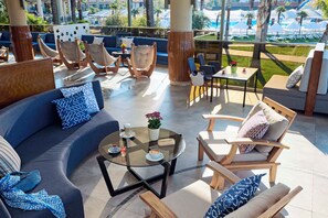 4 barer/lounger, bassengbar og strandbar