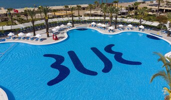 Utendørsbasseng, bassengparasoller og solsenger