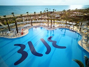 Utendørsbasseng, bassengparasoller og solsenger