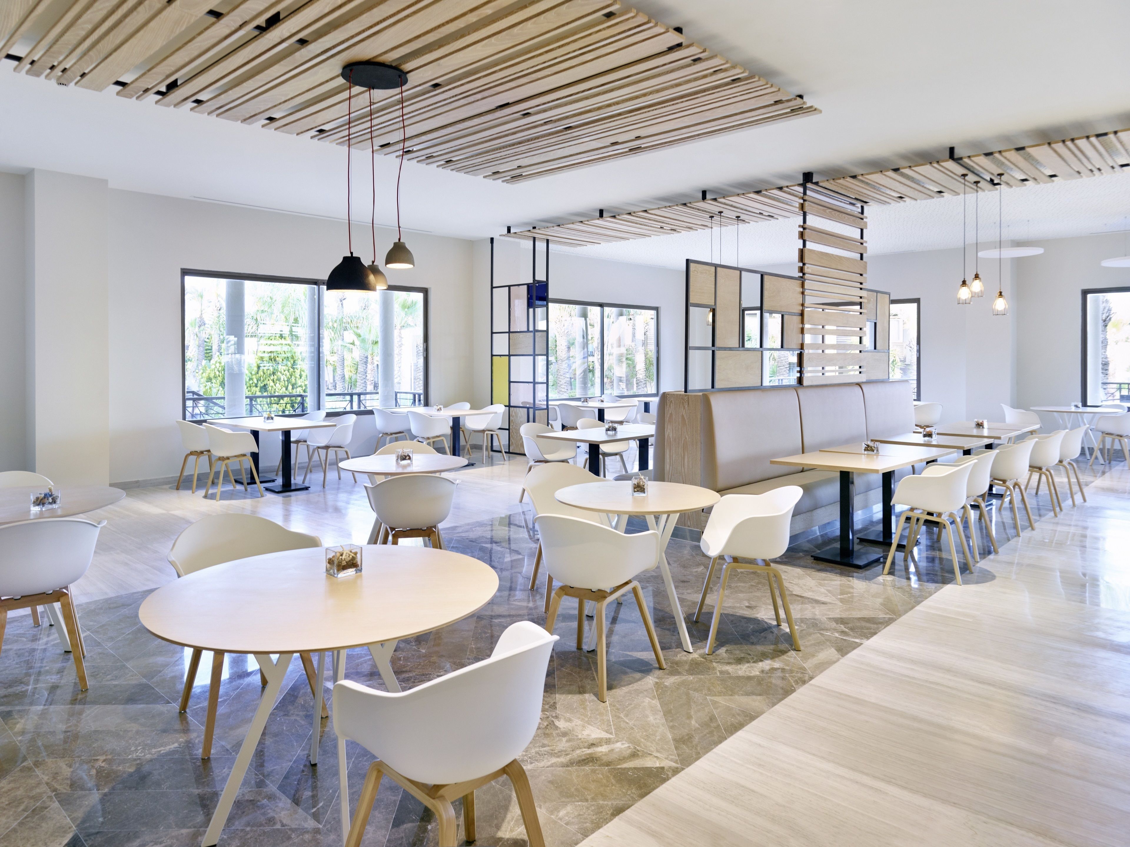 3 من المطاعم، حيث تُقدم وجبات الإفطار، الغداء، العشاء، الأطباق العالمية