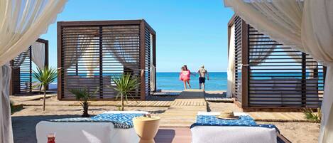 Yksityinen ranta, maksullisia cabañoita, aurinkotuoleja, aurinkovarjoja