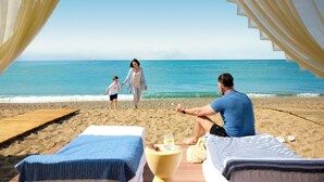 A beach view with a bed and a wooden deck. - TUI BLUE Palm Garden - All inclusive (Manavgat)