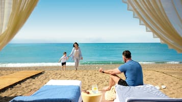 Bãi biển riêng, nhà lều trên biển, ghế dài tắm nắng, dù trên bãi biển
