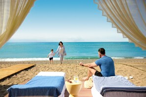 私人海灘、海灘小屋、躺椅、遮陽傘