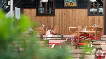 Frühstück, Mittagessen, Abendessen, lokale Küche, Blick auf den Garten