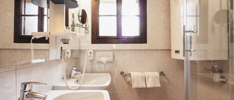 Pancuran mandi, pengering rambut, tuala disediakan