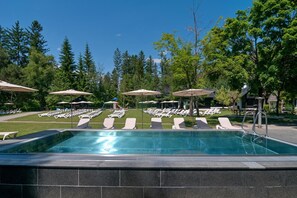 室外游泳池,池畔遮阳伞,日光浴躺椅