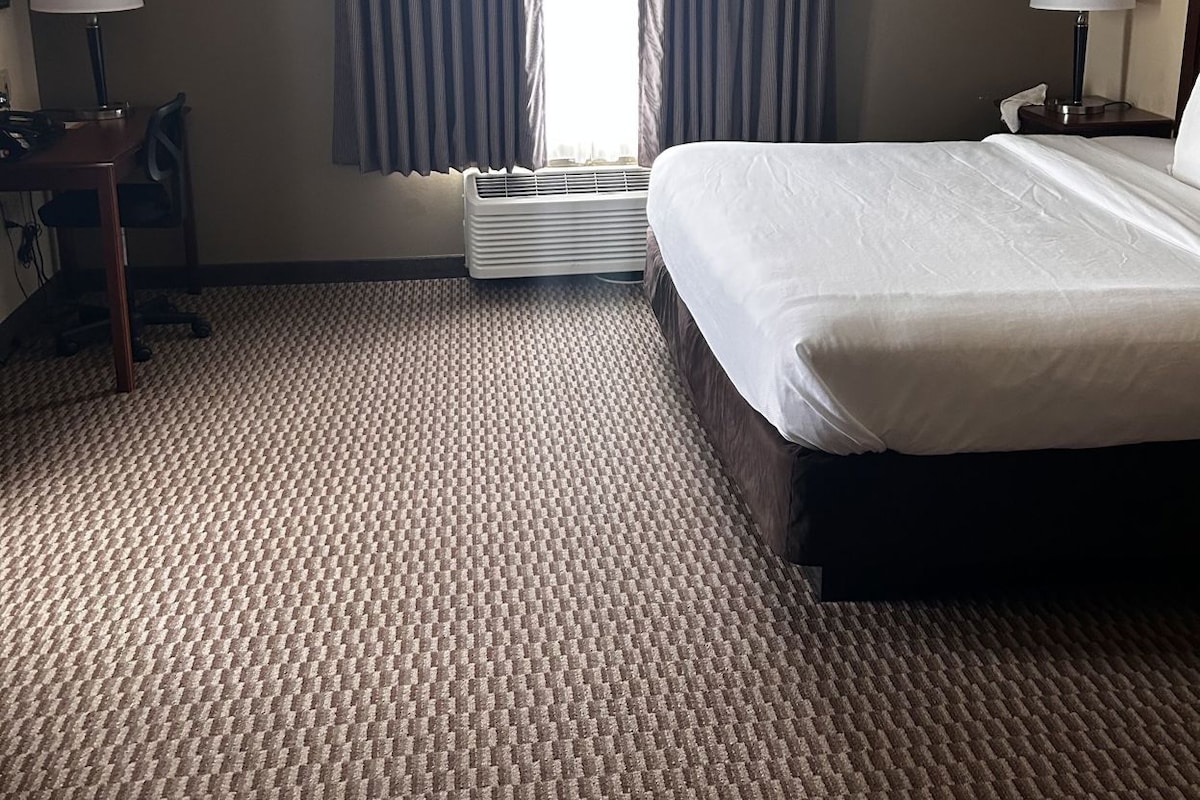 Pillowtop beds, desk, laptop workspace, blackout drapes