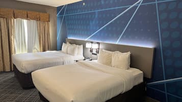 Suite studio (2 Queen Beds with Sofa Bed) | Literie de qualité, bureau, rideaux d’obscurcissement