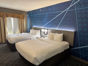 Studio suite (2 Queen Beds with Sofa Bed) | Luxe beddengoed, een bureau, verduisterende gordijnen