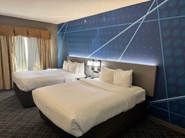 开间套房 (2 Queen Beds with Sofa Bed) | 高档床上用品、办公桌、遮光窗帘、熨斗/熨衣板