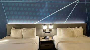 Studio Suite (2 Queen Beds with Sofa Bed) | Seprai premium, meja kerja, tirai kedap cahaya, dan setrika/meja setrika