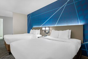 Studio Suite (2 Queen Beds with Sofa Bed) | Seprai premium, meja kerja, tirai kedap cahaya, dan setrika/meja setrika
