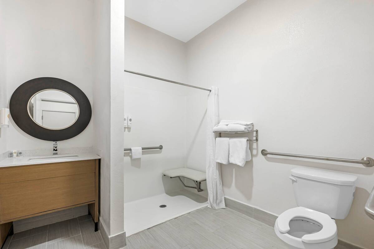 Ein modernes Badezimmer mit Dusche, Toilette und Waschbecken.