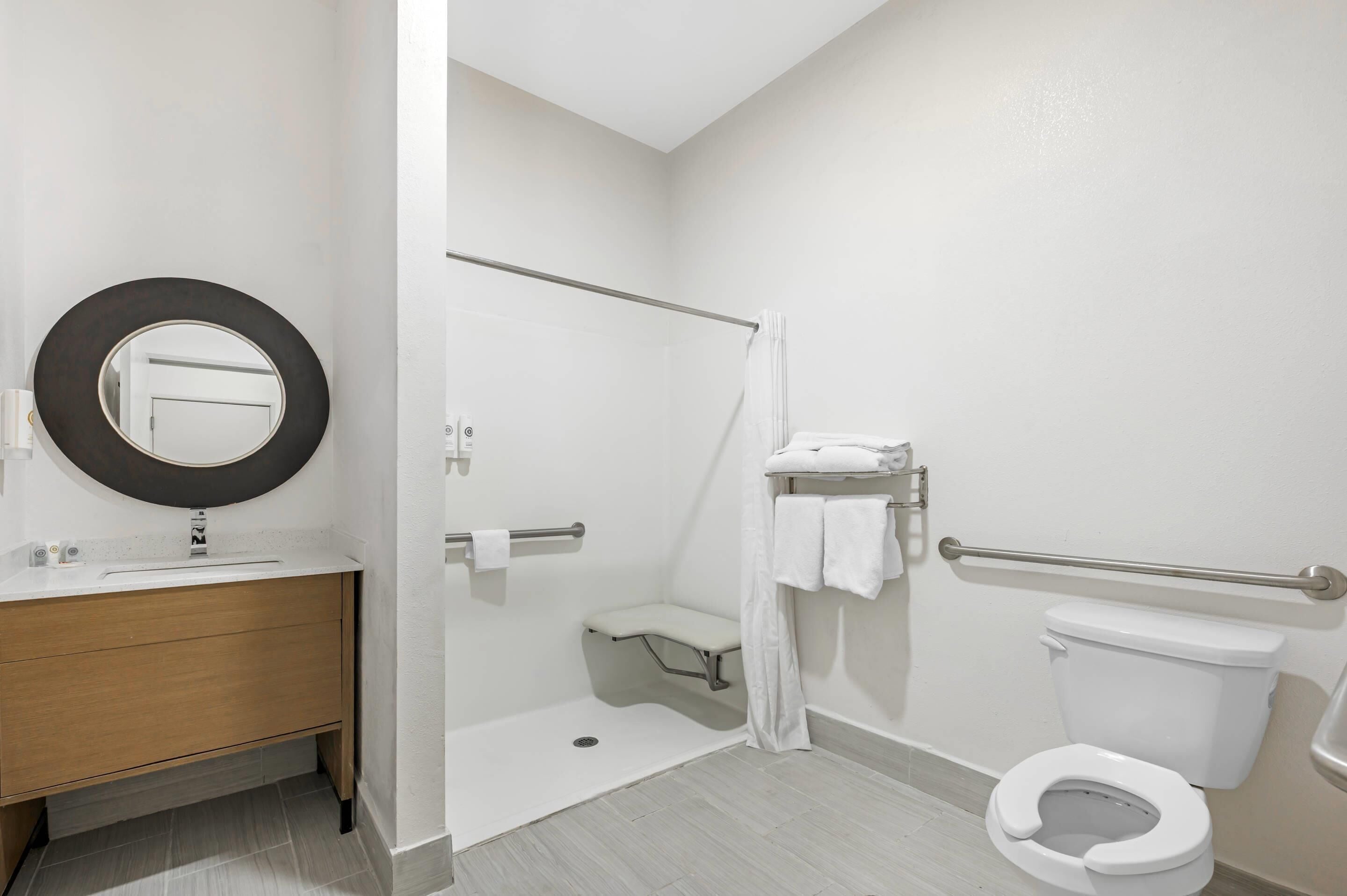 Suite, 1 letto king con divano letto, accessibile ai disabili, non fumatori | Biancheria da letto di alta qualità, una scrivania, tende oscuranti