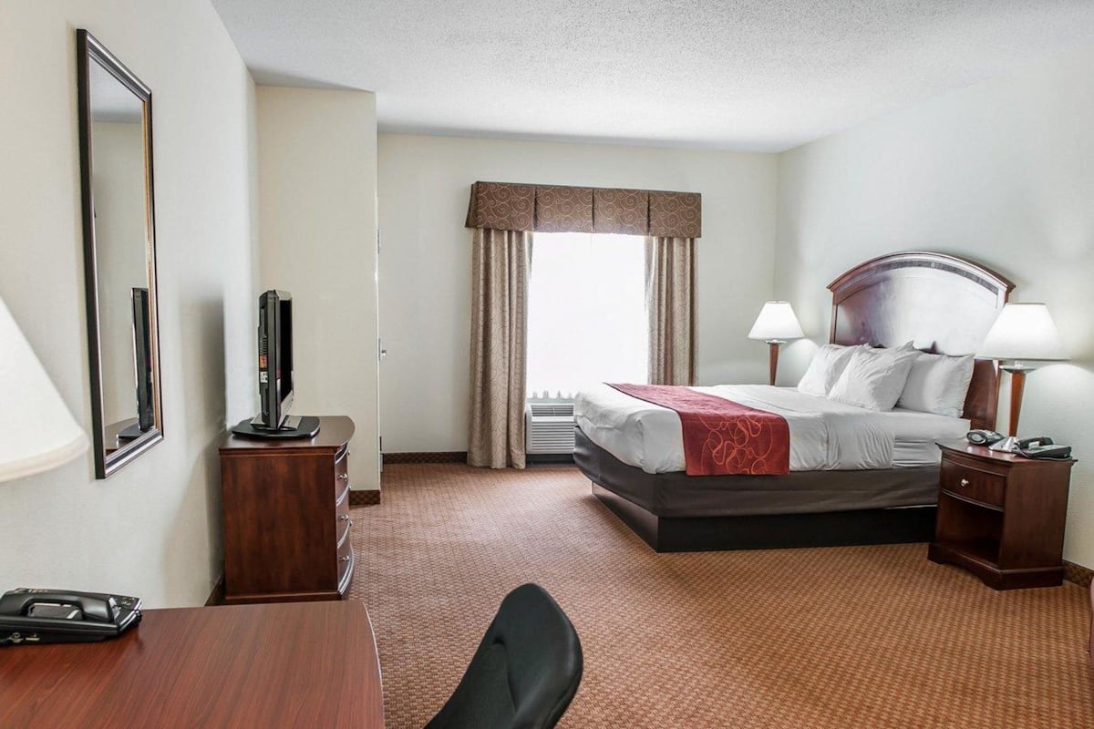 1 bedroom, premium bedding, desk, blackout curtains