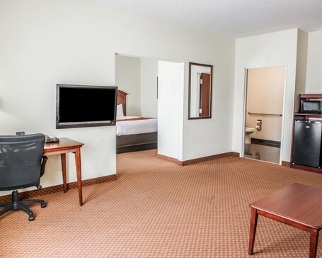 Comfort Suites near Indianapolis Airport - Image 13