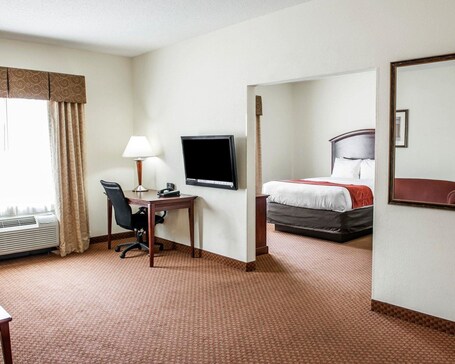 Comfort Suites near Indianapolis Airport - Image 1